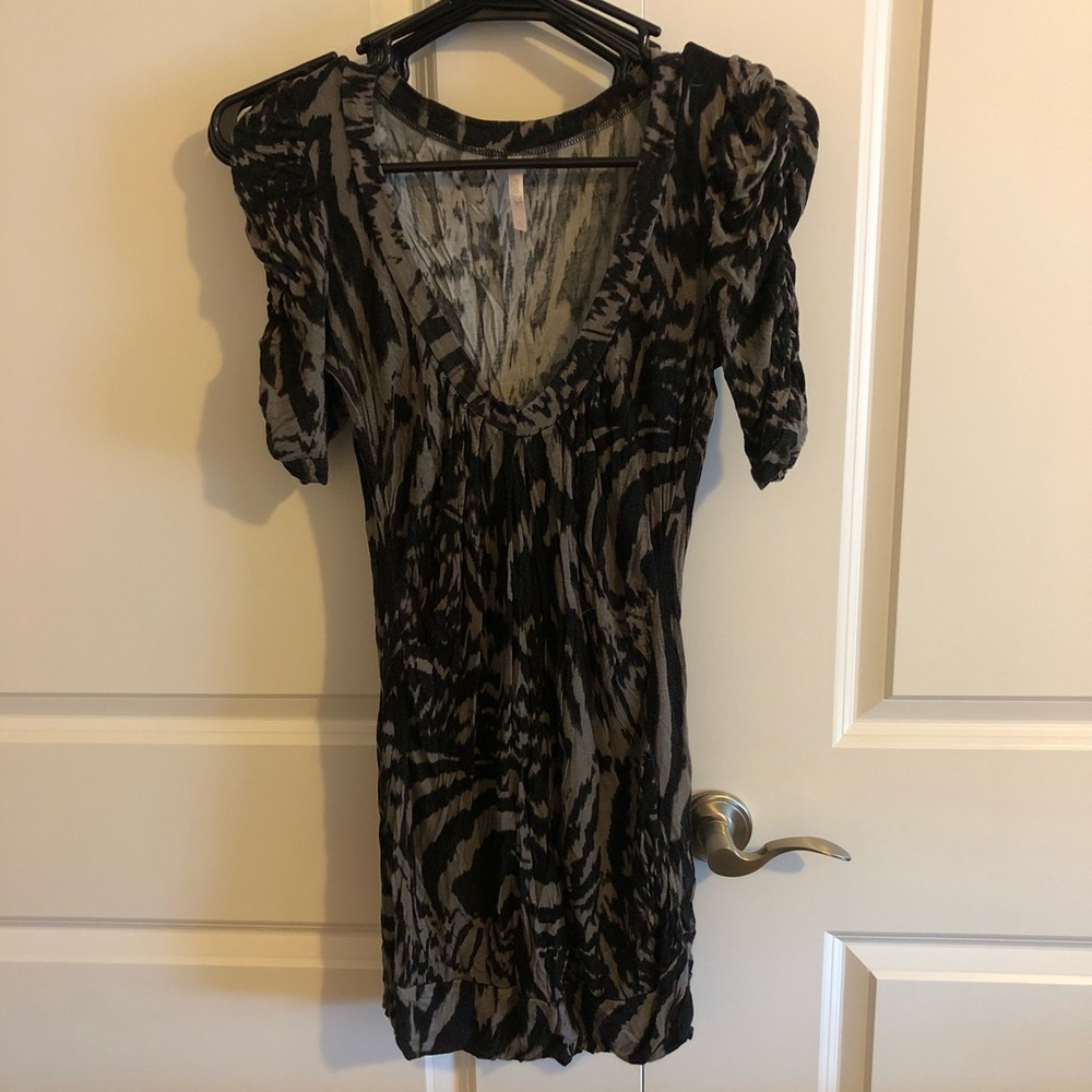 🌻Rue 21 long line top